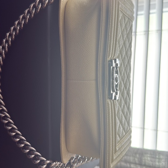 Chanel Cream Quilted Crossbody Bag with Gold Hardware - Picture 3 of 4